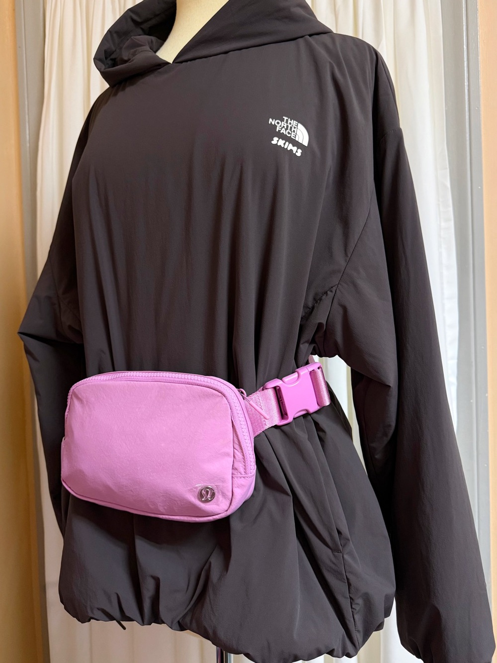 Lululemon Everywhere belt bag Dahlia mauve